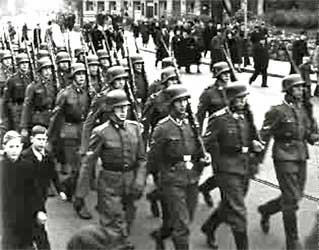 Латвийские войска СС летом 1943 года в Риге. Фото с сайта <A target=