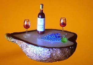 Фото: работа «Молодое вино», выполненнная на срезе виноградной косточки (сайт Владимира Анискина)