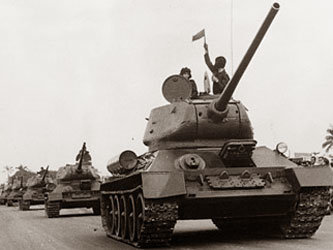 Колонна советских танков Т-34. Архивное фото с сайта www.fea.ru