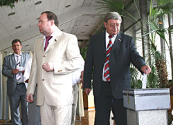 На фото: депутаты областного совета во время голосования (фото с сайта Совета депутатов НСО)