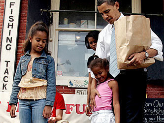 Барак Обама с женой Мишель и дочерьми Малией и Сашей. Фото с сайта www.bet.com