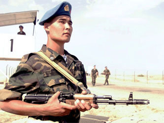 Казахстанский десантник. Фото с сайта www.defenseimagery.mil