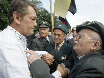 Виктор Ющенко с ветеранами УПА. Фото с официального сайта президента Украины