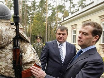 Дмитрий Медведев и Анатолий Сердюков осматривают опытный образец новой военной формы. Архивное фото пресс-службы президента России 
