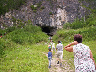 Туристы поднимаются к Денисовой пещере. Фото Николая Чуваева с сайта wikipedia.org