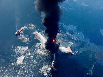 Тушение пожара на платформе Deepwater Horizon. Фото с сайта www.csmonitor.com