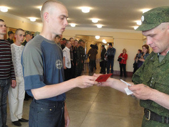 Вручение увольнительных в разведывательной роте мотострелковой бригады СибВО