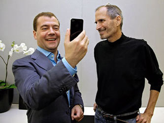 Дмитрий Медведев радуется подарку, фото с сайта www.vesti.ru