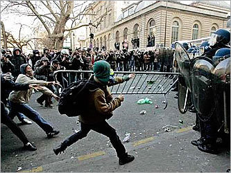 Студенческие беспорядки во Франции. Фото с сайта www.theage.com.au