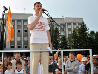 Денис Павлов на митинге против кремниевого завода, фото с сайта www.echo.msk.ru