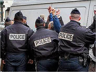 Французские полицейские и забастовщики. Фото с сайта altercampagne.free.fr