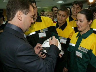 Дмитрий Медведев с сотрудниками 