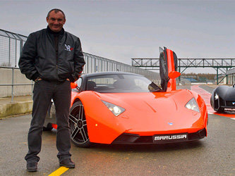Николай Фоменко на фоне спорткара Marussia. Фото пользователя shirdy с сайта photo.i.ua