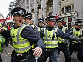 Лондонские полицейские во время уличных беспорядков. Фото с сайта multitunes.blogsome.com