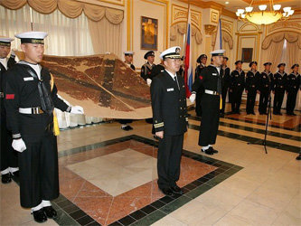 Церемония передачи флага крейсера 