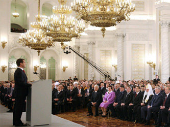 Дмитрий Медведев зачитывает послание Федеральному Собранию в 2009 году. Фото с сайта www.cbc.ca