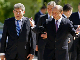 Исполняющий обязанности президента Молдавии Михай Гимпу и президент Румынии Траян Бэсеску. Фото с сайта stirilive.net