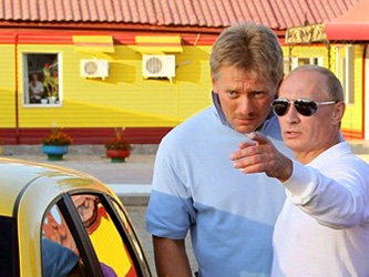 Дмитрий Песков и Владимир Путин. Фото с сайта www.msn.com