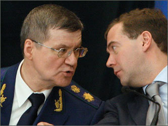Юрий Чайка и Дмитрий Медведев. Фото с сайта <A target=