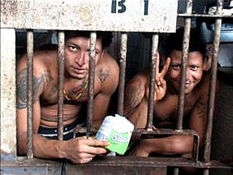 Заключенные в перуанской тюрьме 