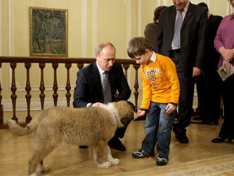 Владимир Путин c Димой и Баффи. Фото с сайта правительства РФ