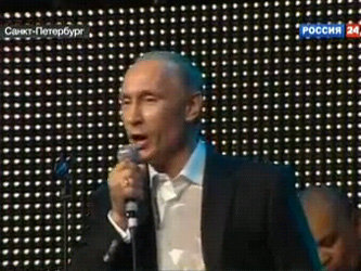Владимир Путин на сцене. Кадр телеканала 