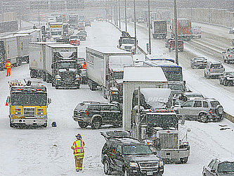 Пробки на дорогах Чикаго, вызванные снегопадами. Фото с сайта robinstorm.blogspot.com