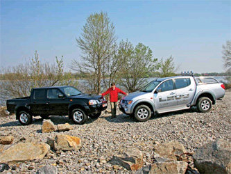 Nissan NP300 и Mitsubishi L200. Фото с сайта www.autocentre.ua