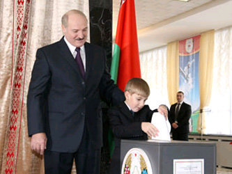 Александр Лукашенко с сыном на избирательном участке. Фото с официального сайта президента Белоруссии