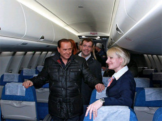 Премьер-министр Италии Сильвио Берлускони и президент России Дмитрий Медведев на борту SSJ 100. Фото с сайта kremlin.ru