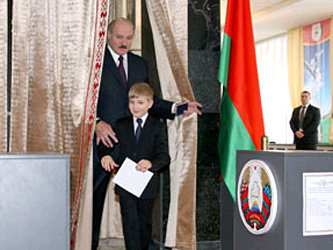 Александр Лукашенко с сыном на избирательном участке. Фото с официального сайта президента Белоруссии