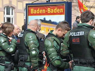 Немецкие полицейские. Фото с сайта ochairball.blogspot.com