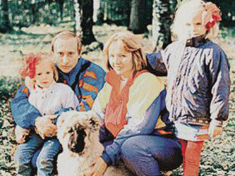 Владимир Путин с семьей. Фото с сайта putinsite.ru