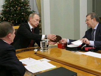 Сергей Иванов, Владимир Путин и Владимир Евтушенков. Фото с сайта premier.gov.ru