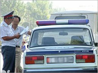 Инспектор ДПС Кыргызтана проверяет документы. Фото с сайта www.kginform.com