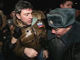 Задержание Бориса Немцова после митинга 31 декабря 2010 года. Фото с сайта www.militaryphotos.net