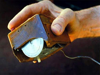 Первая компьютерная мышь, изобретенная в 1963 году. Фото с сайта www.geekologie.com