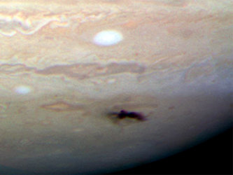 Оставленный астероидом след на Юпитере. Фото NASA