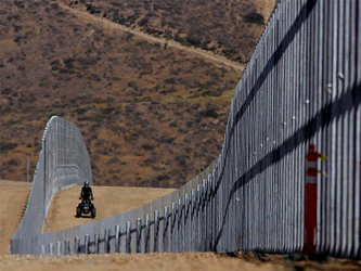 Забор на американо-мексиканской границе. Фото с сайта newsfeed.time.com