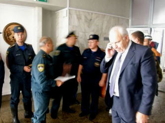 Виктор Зимин обсуждает ситуацию с землетрясением, фото www.vg-news.ru