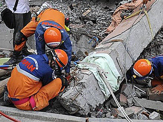 Японские спасатели разбирают завалы. Фото с сайта wn.com