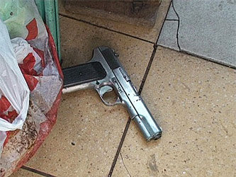 Пистолет на полу торгового центра, фото ГУВД Иркутской области