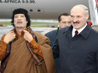 Муаммар Каддафи и Александр Лукашенко. Фото с сайта udf.by