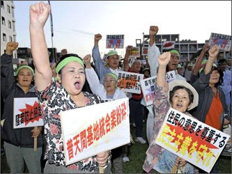 Жители Окинавы выступают против присутствия американских военных .Фото с сайта asiangazette.blogspot.com
