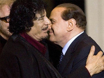 Муаммар Каддафи и Сильвио Берлускони. Фото с сайта beforeitsnews.com