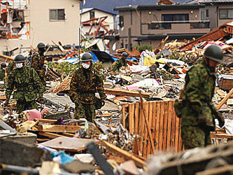 Военнослужащие Сил самообороны Японии во время операции по поиску погибших и пострадавших в ходе землетрясения. Фото с сайта csmonitor.com