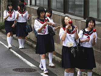 Японские школьницы. Фото с сайта lifehacker.com