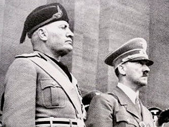 Бенито Муссолини и Адольф Гитлер принимают военный парад. Фото с сайта www.diggerhistory.info