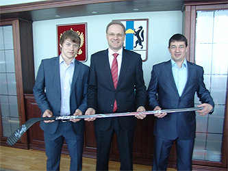 Владимир и Андрей Тарасенко на встрече с губернатором Василием Юрченко. Фото с сайта adm.nso.ru