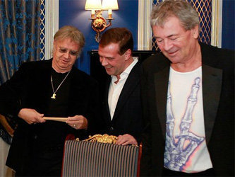 Иэн Пэйс дарит барабанные палочки Дмитрию Медведеву. Фото пресс-службы президента РФ